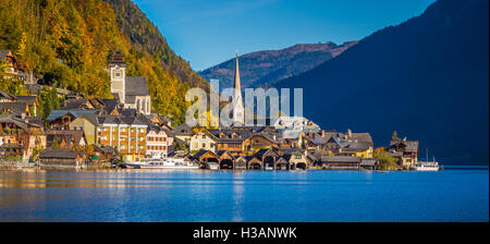 Klassische Postkartenblick auf berühmte Hallstatt Bergdorf mit Hallstätter See in den Alpen bei Sonnenaufgang, Salzkammergut, Österreich Stockfoto