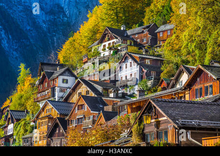Traditionelle alte Holzhäuser auf einem Hügel im berühmten Hallstätter Berg Dorf, Salzkammergut, Oberösterreich Region, Österreich Stockfoto