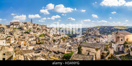 Antike Stadt Matera (Sassi di Matera), europäische Hauptstadt der Kultur 2019, im schönen goldenen Morgenlicht, Basilikata, Italien Stockfoto