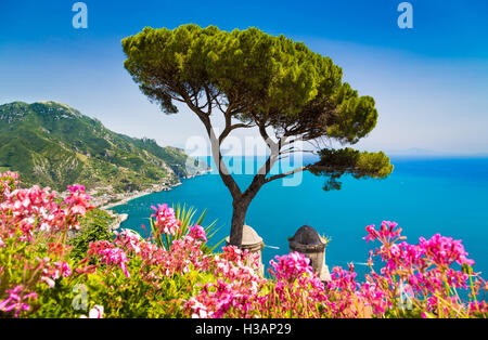 Malerische Postkartenblick auf berühmte Amalfiküste mit Golf von Salerno aus Gärten der Villa Rufolo in Ravello, Kampanien, Italien Stockfoto