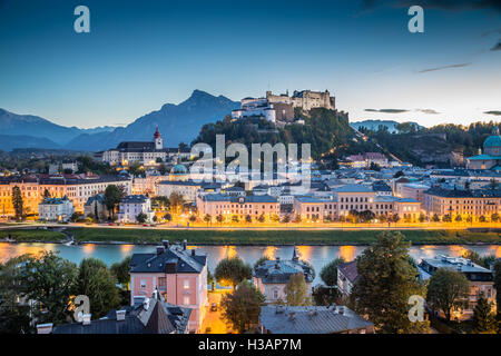 Klassische Ansicht von der historischen Stadt Salzburg mit Festung Hohensalzburg in der Abenddämmerung, Salzburger Land, Österreich Stockfoto
