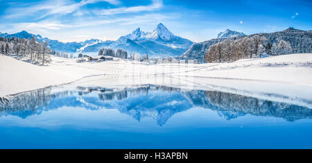 Schöne weiße Wunderland Winterlandschaft in den Alpen mit schneebedeckten Berggipfeln im kristallklaren Bergsee Stockfoto