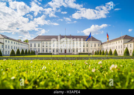 Klassische Ansicht des berühmten Schloss Bellevue, der Amtssitz des Präsidenten der Republik Deutschland, in Berlin, Deutschland Stockfoto