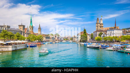 Panorama der historischen Stadt Zürich mit berühmten Fraumünster und Grossmünster Kirchen und Fluss Limmat am Zürichsee im Sommer, Schweiz Stockfoto