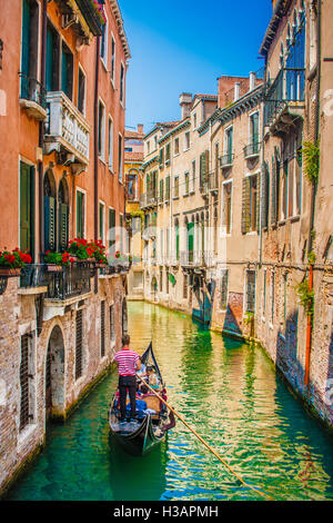 Schöne Szene mit traditionellen Gondel auf einem Kanal in Venedig, Italien Stockfoto