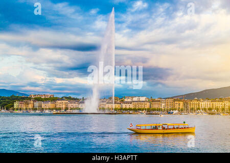 Klassische Ansicht von Genf Skyline mit der berühmten Jet d ' Eau am Genfer See im schönen Abendlicht bei Sonnenuntergang, Schweiz Stockfoto