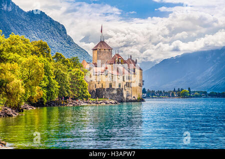 Klassische Ansicht des berühmten Chateau de Chillon am Genfer See, einer der meist besuchten Burgen Europas, in Veytaux, Schweiz Stockfoto