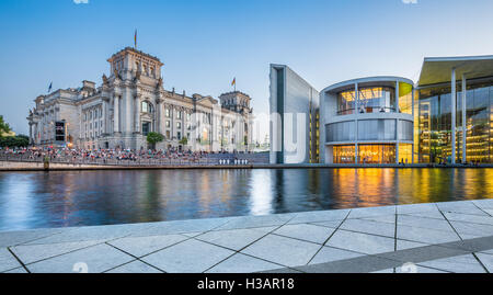 Klassische Ansicht der modernen Berliner Regierungsviertel mit berühmten Reichstagsgebäude und Paul Lobe Haus im Zwielicht, Berlin, Deutschland Stockfoto