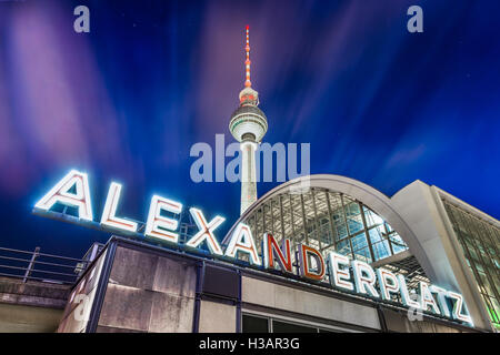 Alexanderplatz Neon im klassischen Weitwinkel mit berühmten Fernsehturm zu unterzeichnen und Bahnhof bei Nacht Berlin, Germany Stockfoto