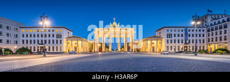 Panoramablick auf den Pariser Platz mit Brandenburger Tor in der Dämmerung in der Morgendämmerung, Berlin, Deutschland Stockfoto