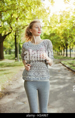 Junges Mädchen mit blauen Augen, ein Spaziergang im Park Stockfoto