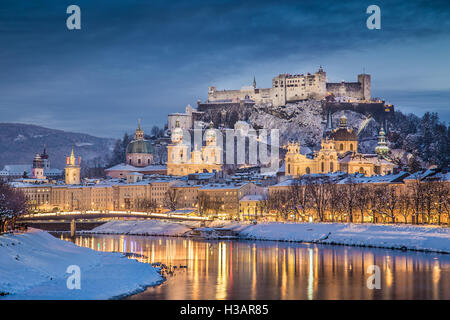 Altstadt von Salzburg mit Salzach Fluss im Winter, Salzburger Land, Österreich Stockfoto