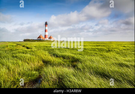 Berühmten Westerheversand Leuchtturm im Hintergrund an der Nordsee in Nordfriesland, Schleswig-Holstein, Deutschland Stockfoto