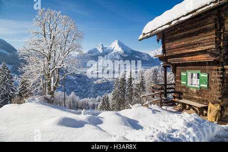 Winter Wunderland Bergkulisse der Alpen mit traditionellen Berghütte an einem kalten, sonnigen Tag Stockfoto