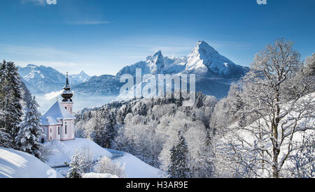 Idyllische Winterlandschaft in den Alpen mit Wallfahrt Kirche von Maria Gern und berühmte Watzmann-Berggipfel in Bayern, Deutschland Stockfoto