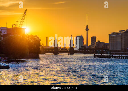 Klassische Ansicht der Berliner Skyline mit berühmten Fernsehturm und Oberbaumbrücke am Fluss Spree im Abendlicht bei Sonnenuntergang, Deutschland Stockfoto