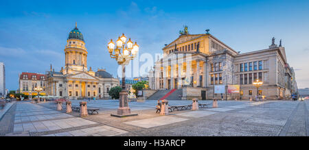 Panorama des berühmten Gendarmenmarkt quadratisch mit Konzerthaus Berlin und Deutschen Dom im Zwielicht, Berlin, Deutschland Stockfoto