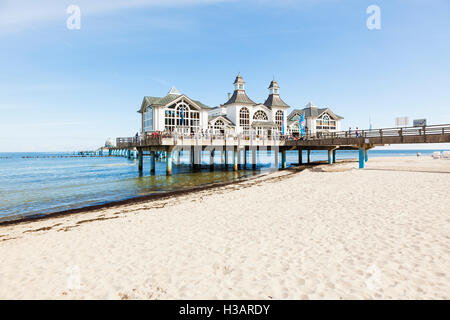 Brückenkopf der Seebrücke und Strand von Sellin, Ostsee Insel Rügen Stockfoto