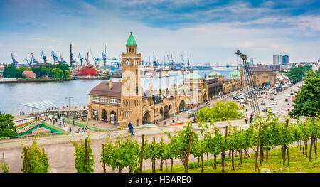 Berühmten Hamburger Landungsbrücken mit Hafen und Elbe, Stadtteil St. Pauli, Hamburg, Deutschland Stockfoto