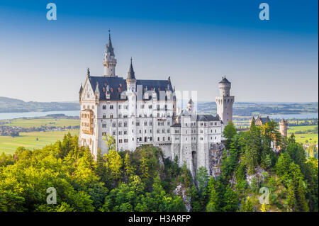 Klassische Ansicht des weltberühmten Schloss Neuschwanstein, einer der meist besuchten Burgen Europas, bei Sonnenuntergang, Bayern, Germany Stockfoto