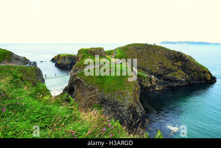 Carrick-a-Rede Rope Bridge ist eine berühmte Hängebrücke in der Nähe von Ballintoy in County Antrim, Nordirland. Stockfoto