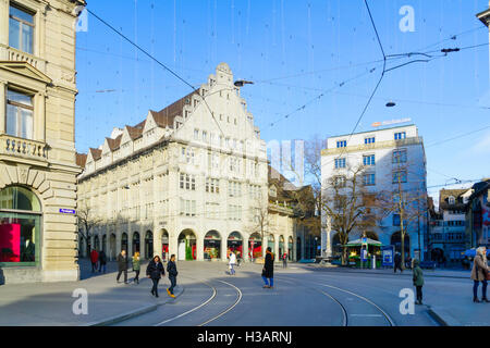 Zürich, Schweiz - 27. Dezember 2015: Szene quadratisch, mit einheimischen und Besuchern, in Zürich, Großbrit Paradeplatz (Parade) Stockfoto