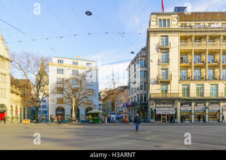 Zürich, Schweiz - 27. Dezember 2015: Szene quadratisch, mit einheimischen und Besuchern, in Zürich, Großbrit Paradeplatz (Parade) Stockfoto