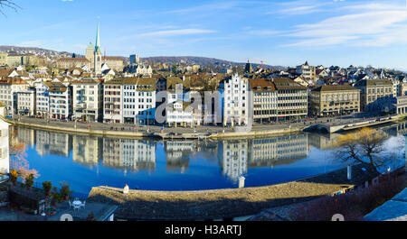 Zürich, Schweiz - 27. Dezember 2015: Panoramablick auf dem östlichen Ufer des Flusses Limmat mit der Predigerkirche Kirche, lo Stockfoto