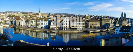 Zürich, Schweiz - 27. Dezember 2015: Panoramablick auf dem östlichen Ufer des Flusses Limmat mit der Predigerkirche und Grossm Stockfoto