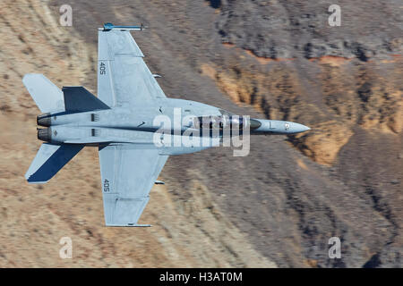 Vereinigte Staaten Marine F/A-18F Super Hornet Kampfjet, auf niedrigem Niveau durch Rainbow Canyon fliegen. Stockfoto