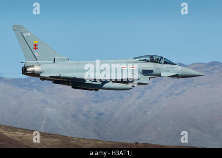 Großbritannien Royal Air Force Typhoon FGR 4 Jet Fighter, fliegt auf niedrigem Niveau entlang Rainbow Canyon, Kalifornien, USA. Stockfoto