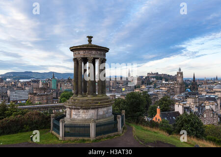 Blick auf Edinburgh vom Calton Hill an einem bewölkten Morgen Stockfoto