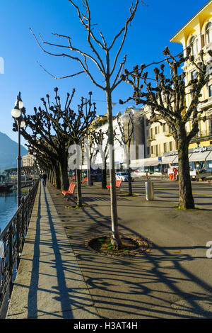 LUGANO, Schweiz - 29. Dezember 2015: Blick von der Seepromenade, bei Einheimischen und Besuchern in Lugano, Tessin, Schweiz Stockfoto