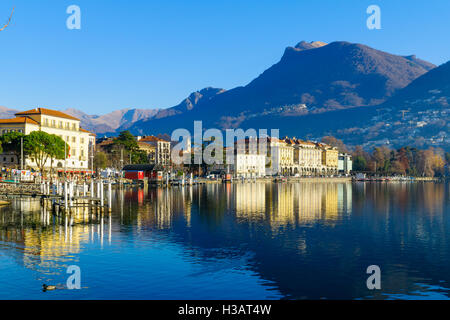 LUGANO, Schweiz - 29. Dezember 2015: Blick von der Seepromenade, bei Einheimischen und Besuchern in Lugano, Tessin, Schweiz Stockfoto