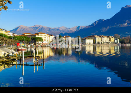 LUGANO, Schweiz - 29. Dezember 2015: Blick von der Seepromenade, bei Einheimischen und Besuchern in Lugano, Tessin, Schweiz Stockfoto