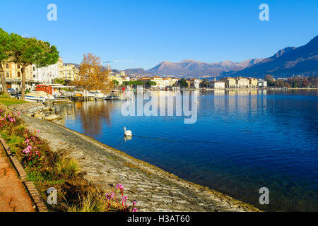 LUGANO, Schweiz - 29. Dezember 2015: Blick von der Seepromenade, bei Einheimischen und Besuchern in Lugano, Tessin, Schweiz Stockfoto