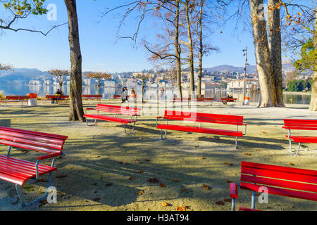 LUGANO, Schweiz - 29. Dezember 2015: Blick auf den Garten Parco Civico und dem See bei Einheimischen und Besuchern in Lugano, Stockfoto