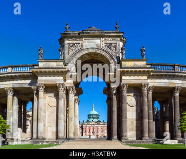 Neues Palais (New Palace) Betrachtung durch die Kolonnade, Park Sanssouci, Potsdam, Brandenburg, Deutschland Stockfoto