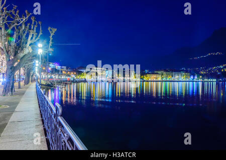 LUGANO, Schweiz - 29. Dezember 2015: Abend Blick auf die Seepromenade mit Weihnachtsschmuck, einheimische und Besucher Stockfoto