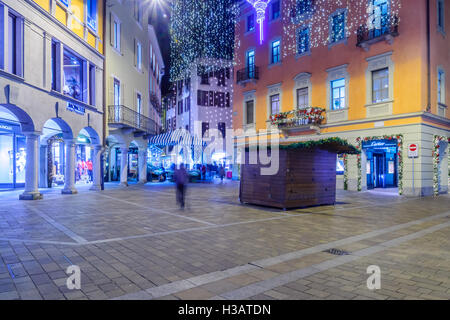 LUGANO, Schweiz - 29. Dezember 2015: Abendstimmung in Piazzetta Emilio Maraini quadratisch, mit Weihnachtsschmuck, Einheimischen ein Stockfoto