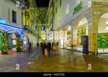 LUGANO, Schweiz - 29. Dezember 2015: Abend Szene in Via Nassa Straße mit Weihnachtsschmuck, einheimische und Besucher, in Stockfoto