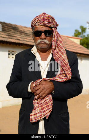 BHUJ, lief der KUCH, Indien - Januar 13: Die tribal Männer in die traditionelle Kleidung, die er durch Wüsten in der Lief von Kuch Stockfoto