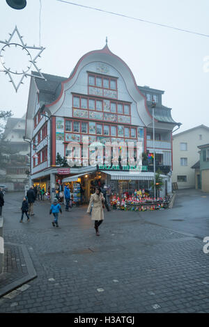 APPENZELL, Schweiz - 30. Dezember 2015: Bemalten Häusern, bei Einheimischen und Besuchern in Appenzell, Schweiz Stockfoto