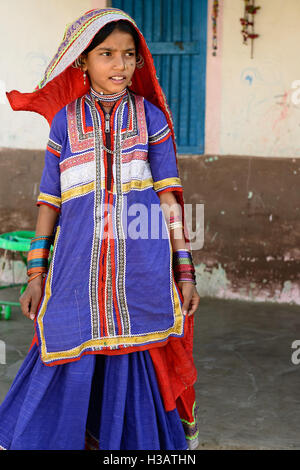 BHUJ, Indien - Januar 13: Das junge Mädchen in den ethnischen Kleid aus dem Bundesstaat Gujarat für Wasser in der Wüste, Bhuj wird Stockfoto