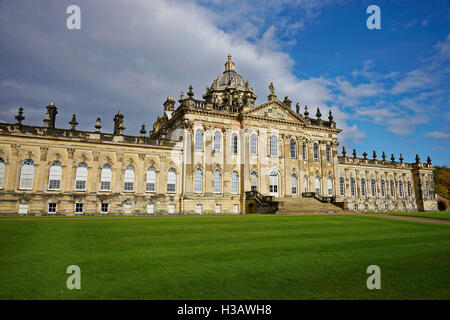 Castle Howard ist ein aus dem 18. Jahrhundert Residenz inmitten 1.000 Hektar atemberaubender Landschaft in die Howardian Hügel, Stockfoto