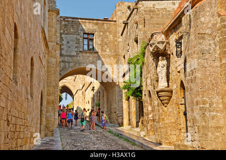 Oben auf der "Allee der Ritter" und die Kapelle der Heiligen Dreifaltigkeit auf Rhodos Altstadt, Insel Rhodos, Griechenland. Stockfoto