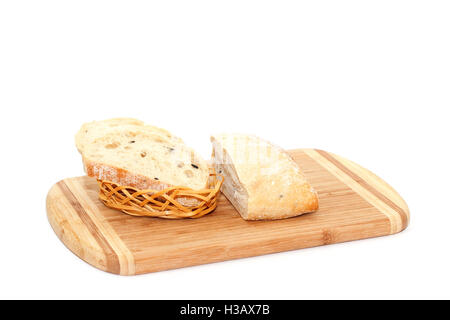 Schließen Sie die Ansicht von geschnitten Brot liegen auf Schneidebrett isoliert auf weißem Hintergrund Stockfoto