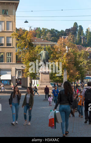 Verkehrsberuhigten Einkaufsstraße in St. Gallen, Schweiz, dominiert von Freiheitsstatue Statue von Joachim Vadian Stockfoto