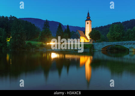 Kirche St. Johannes der Täufer am Bohinj-See ist über 700 Jahre alt und ist ein schönes Beispiel für mittelalterliche Architektur und fr Stockfoto