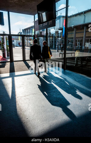 Geschäftsleute im Konferenzzentrum mit Silhouette und Schatten Stockfoto